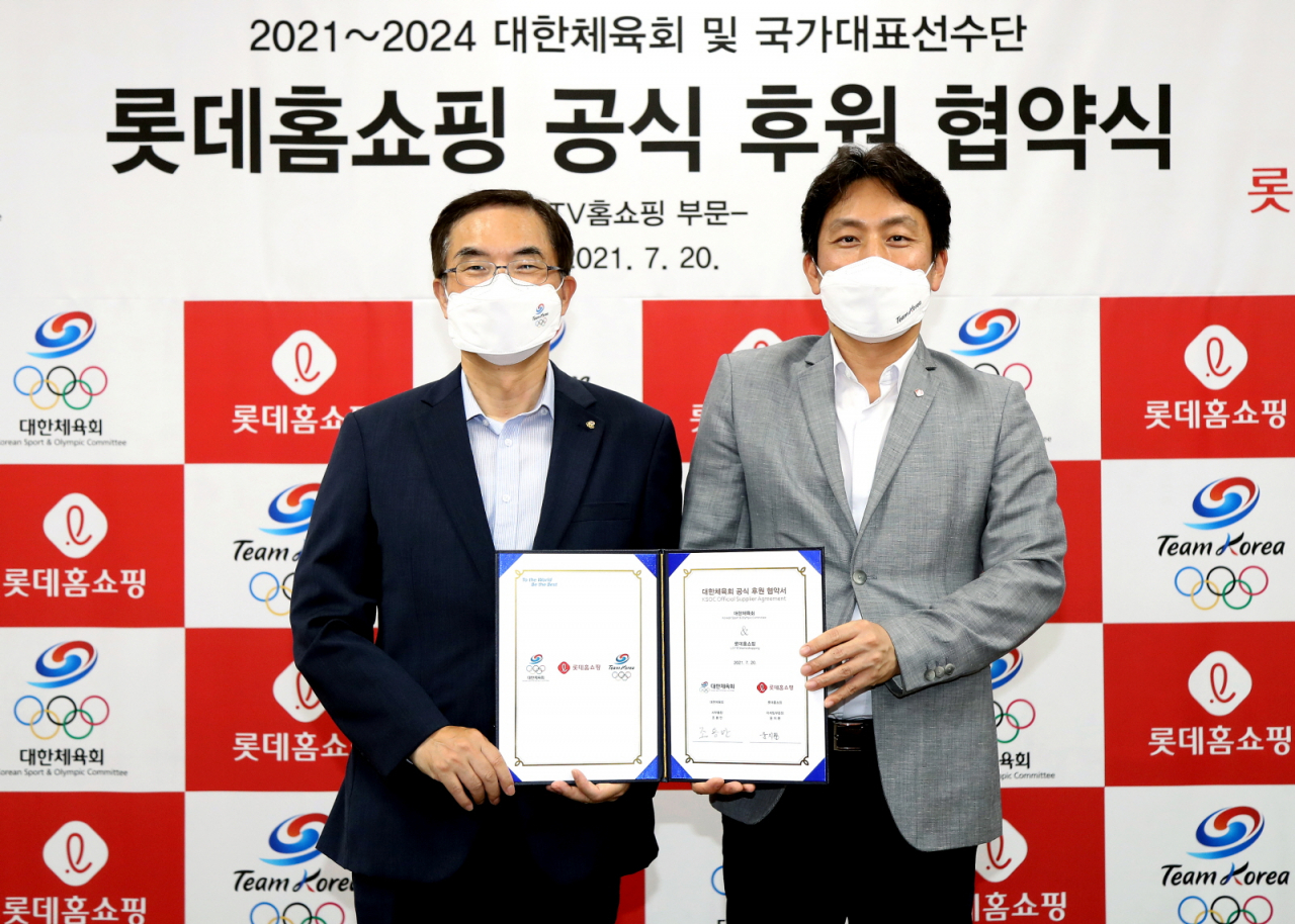 롯데홈쇼핑은 지난 20일 서울 송파구 대한체육회 사무실에서 업계 최초로 대한체육회 공식 후원 협약을 체결했다. (왼쪽부터) 조용만 대한체육회 사무총장, 윤지환 롯데홈쇼핑 마케팅부문장.[롯데홈쇼핑 제공]