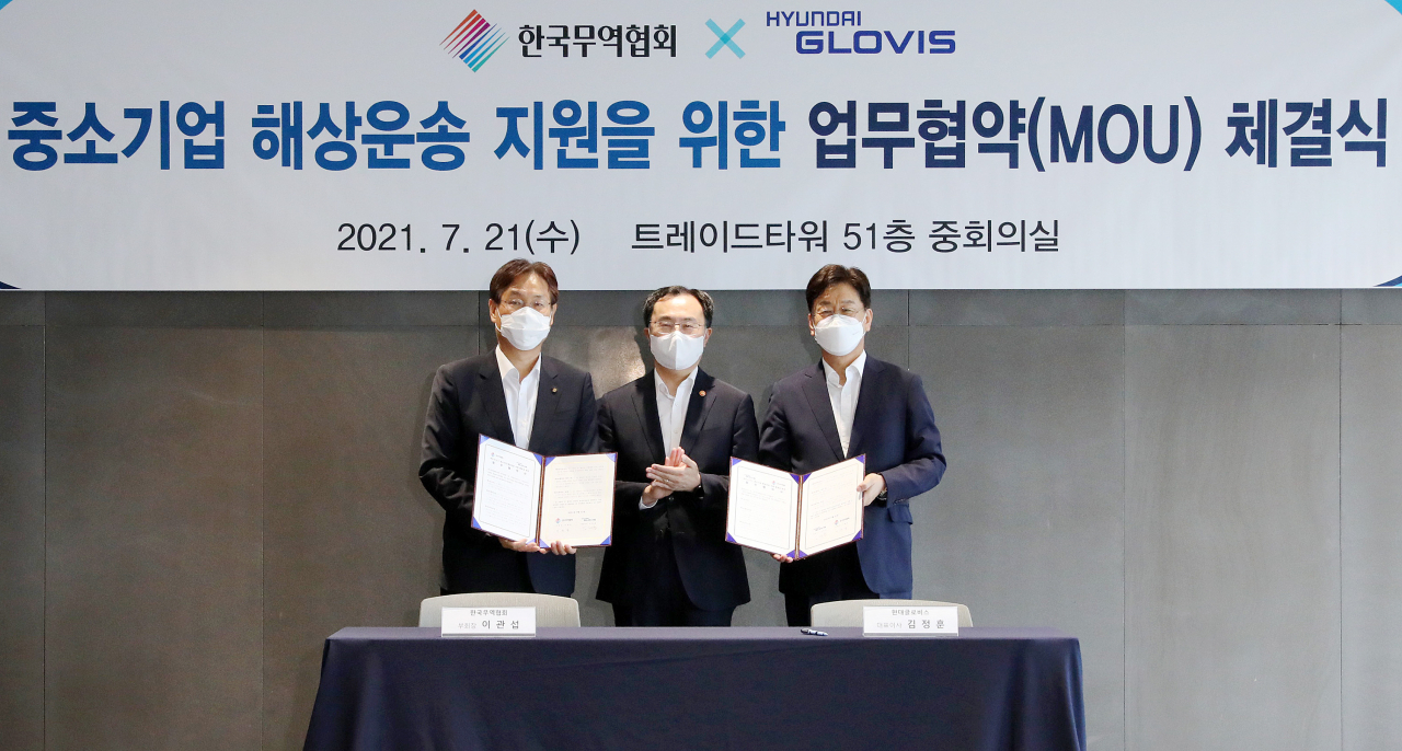 현대글로비스는 한국무역협회와 ‘중소기업 해상운송 지원 협력을 위한 업무협약(MOU)’을 21일 체결했다. (오른쪽부터) 김정훈 현대글로비스 대표이사, 문승욱 산업통상자원부 장관, 이관섭 한국무역협회 부회장이 기념촬영을 하고 있다. [현대글로비스 제공]
