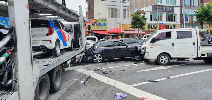 20일 여수 한재터널에서 내려오던 탁송차량이 내리막길 속도를 제어하지 못하고 한재사거리에 정차된 차량을 잇따라 들이받아 3명이 숨지고 16명이 중경상을 입은 사고가 발생했다. /박대성 기자