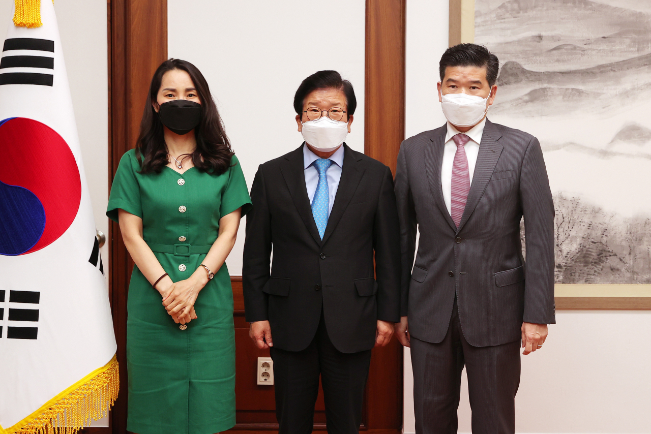 왼쪽부터 박현남 한독상공회의소 회장, 박병석 국회의장, 제임스 김 주한미국상공회의소 회장 겸 대표이사가 20일 서울 여의도 국회의장 집무실에서 간담회를 가졌다. [암참 제공]
