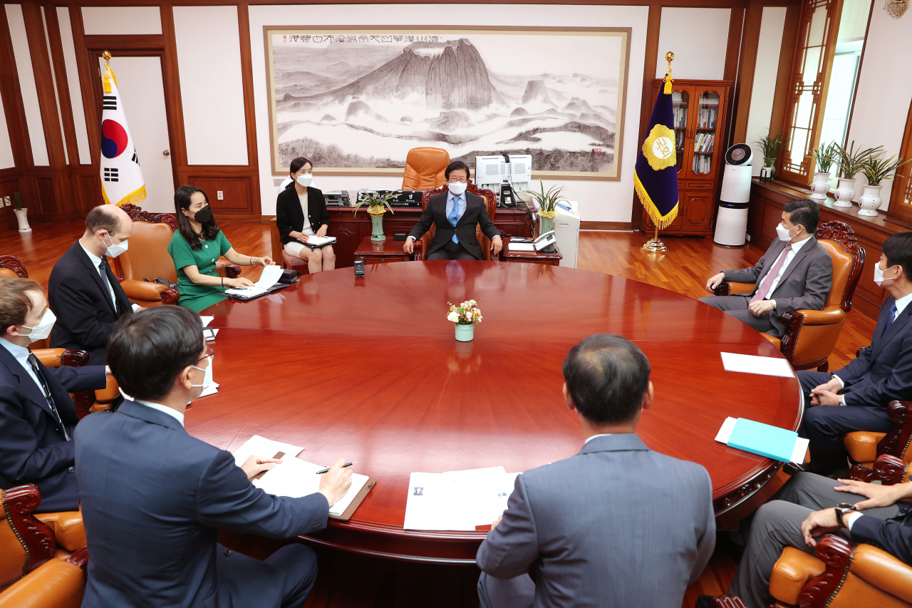 제임스 김 주한미국상공회의소(암참) 회장과 한독상공회의소(KGCCI) 박현남 회장, 마틴 행켈만 대표는 20일 서울 여의도 국회의장 집무실에서 간담회를 가졌다. [암참 제공]