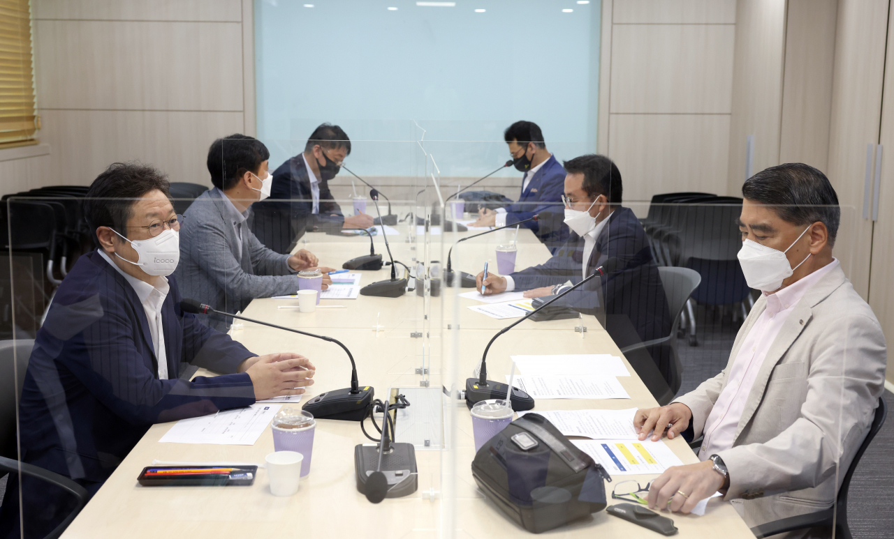 황희 문체부 장관이 21일 여행업계 대표들로부터 애로사항을 청취하고 자신의 입장을 밝히고 있다.