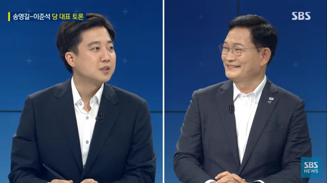 이준석(왼쪽) 국민의힘 대표와 송영길 더불어민주당 대표가 21일 SBS '주영진의 뉴스브리핑'에서 TV토론을 하고 있다. [SBS뉴스 유튜브 캡처]