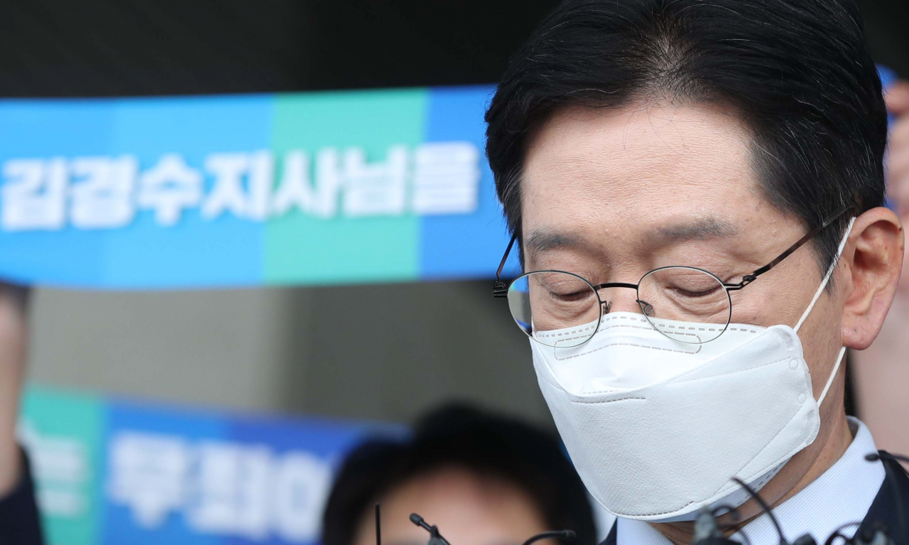 '드루킹 댓글 여론 조작' 사건에 연루돼 징역 2년이 확정된 김경수 경남지사가 21일 경남도청에서 입장 표명 중 생각하고 있다. [연합]