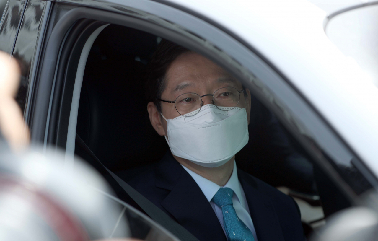 '드루킹 댓글 여론 조작' 사건에 연루돼 징역 2년이 확정된 김경수 경남도지사가 21일 도청 입구에서 입장 표명 후 차를 타고 도청을 나서고 있다. 조수석이 김 지사. [연합]