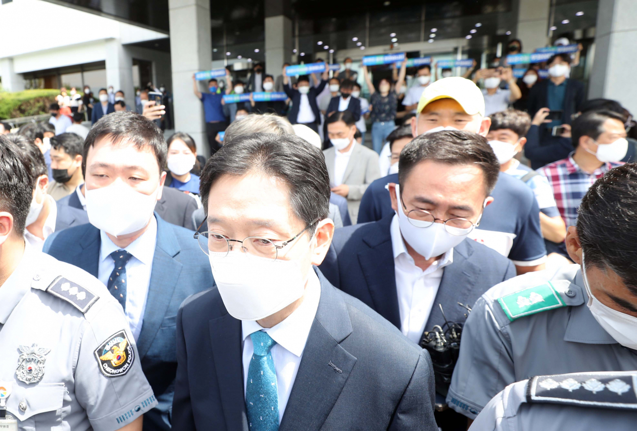 '드루킹 댓글 여론 조작' 사건에 연루돼 징역 2년이 확정된 김경수 경남도지사가 21일 오전 경남도청을 나서고 있다. 연합뉴스