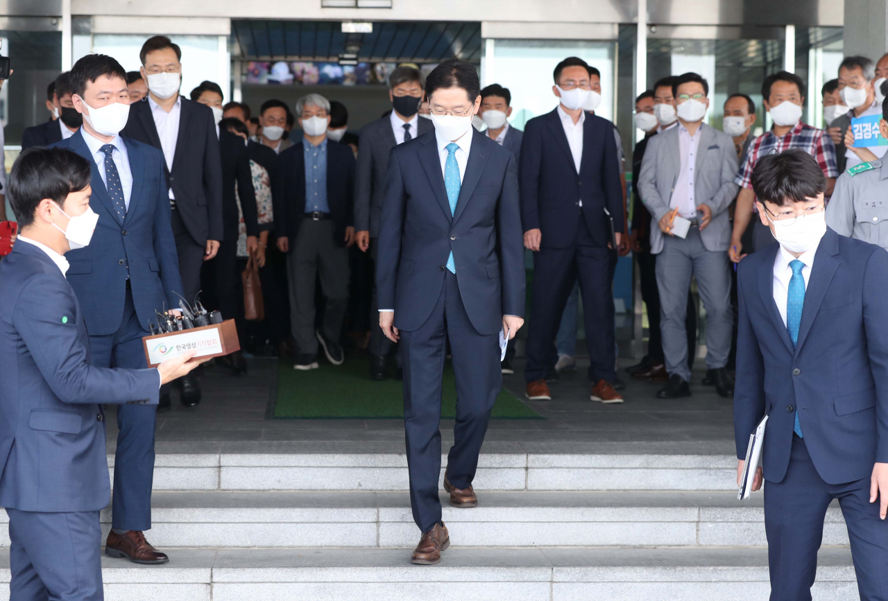'드루킹 댓글 여론 조작' 사건에 연루돼 징역 2년이 확정된 김경수 경남도지사가 21일 오전 경남도청을 나서고 있다. 연합뉴스