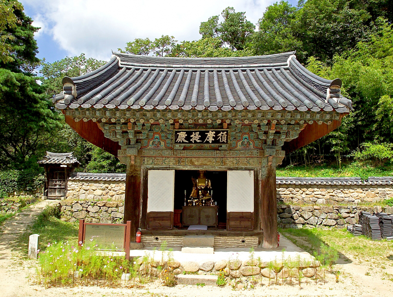 국내 유일의 사방 1칸 다포계 맞배지붕 불전인 동화사 수마제전