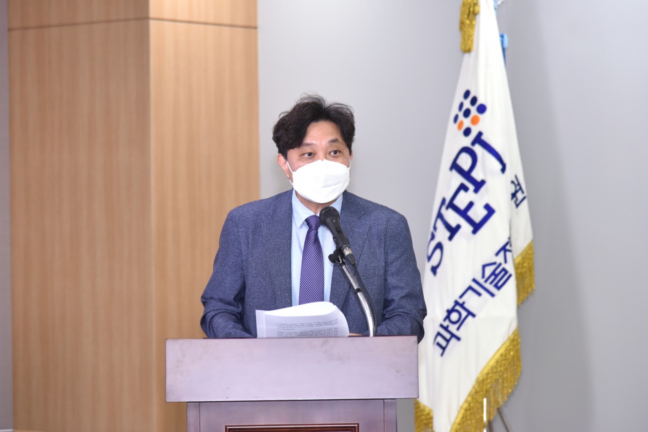 송치웅 STEPI 부원장이 제 22차 한국 리빙랩 네트워크 포럼에서 문미옥 원장의 인사말을 대독하고 있다. [STEPI 제공]