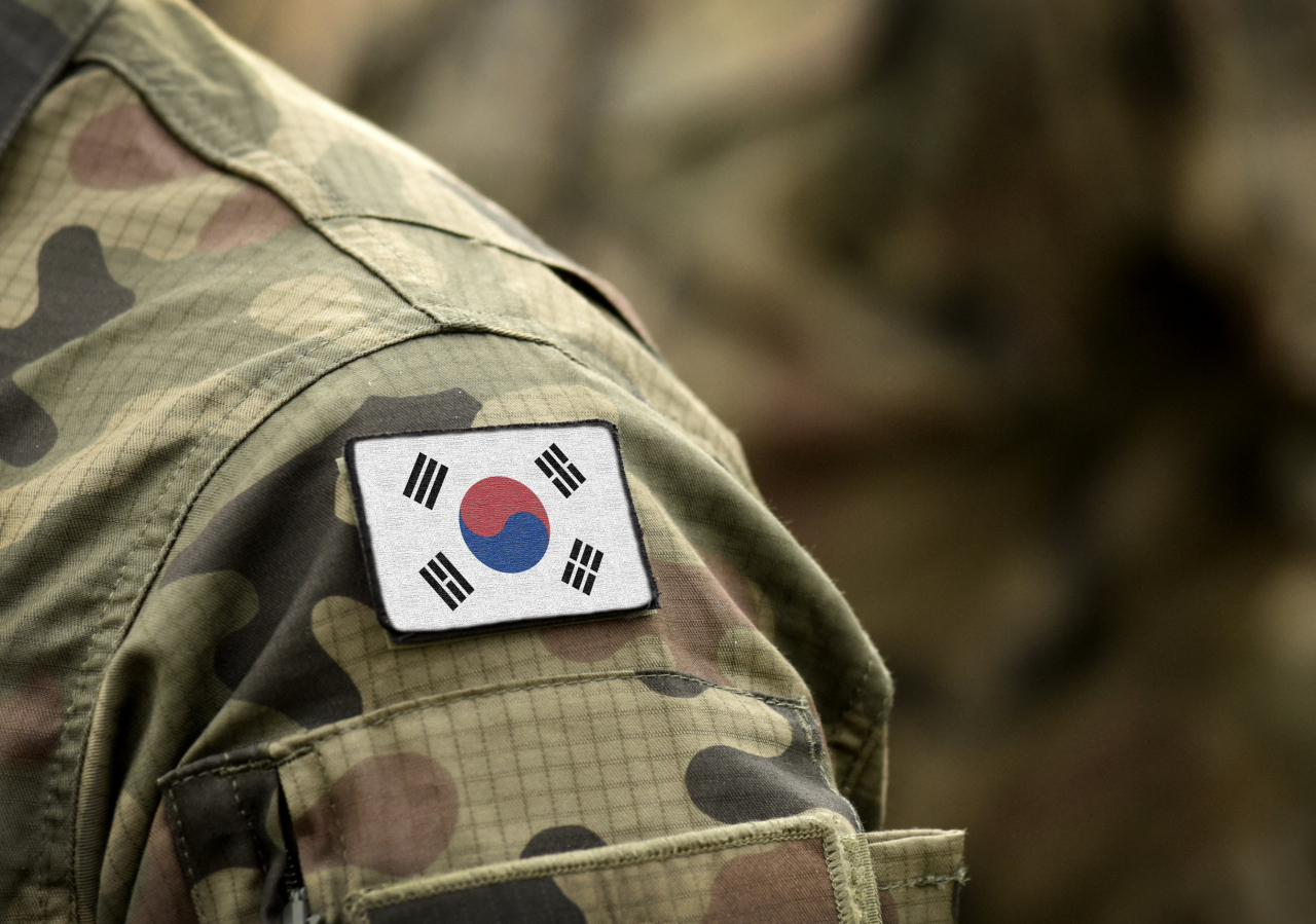 부사관 이상 진급 대상자 전원에게 신용정보조회서를 제출받아 신용정보를 조회한 것은 개인정보 자기결정권을 침해한 행위라는 국가인권위원회의 판단이 나왔다. [123rf]