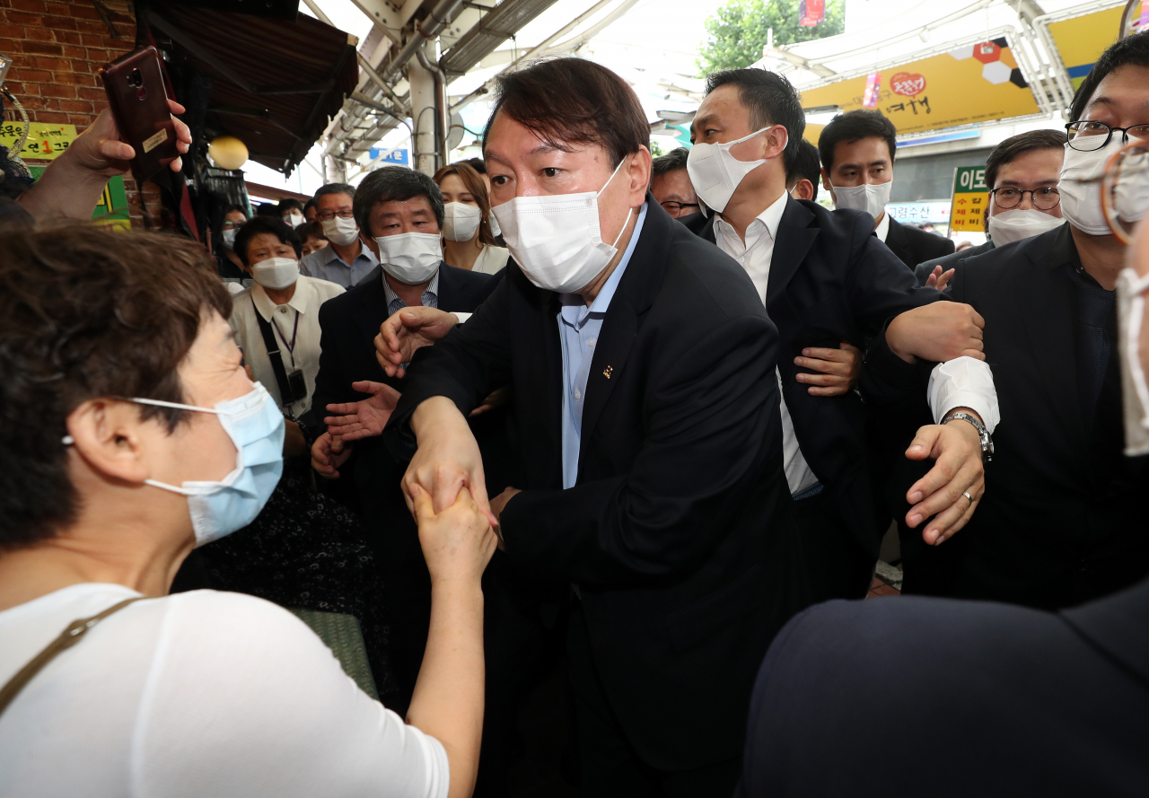 대선 출마를 선언한 윤석열 전 검찰총장이 20일 오후 대구 중구 서문시장을 찾아 상인들과 인사하고 있다. [연합]