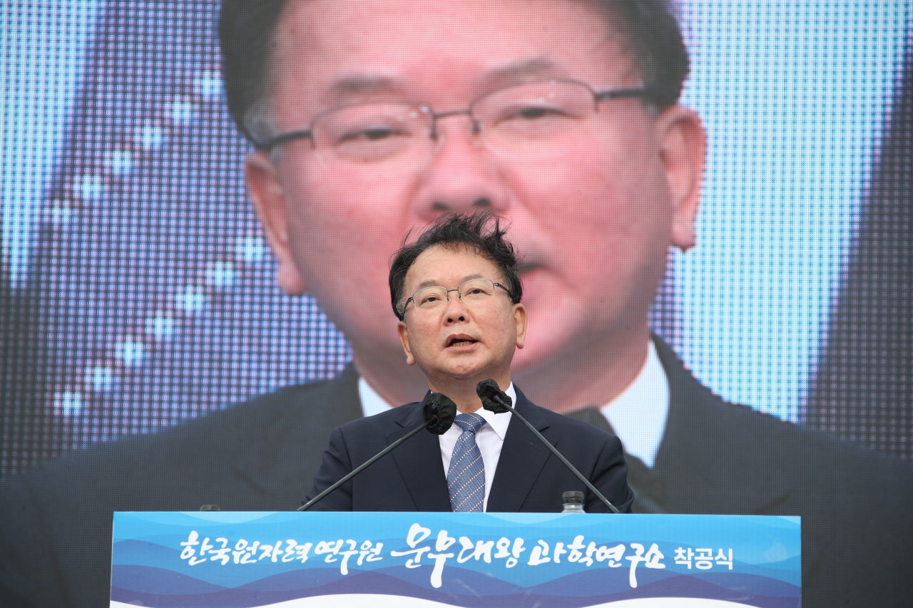 김부겸 국무총리가 21일 경북 경주시 감포읍 한국원자력연구원 문무대왕과학연구소 착공식에 참석해 격려사를 하고 있다. [연합]