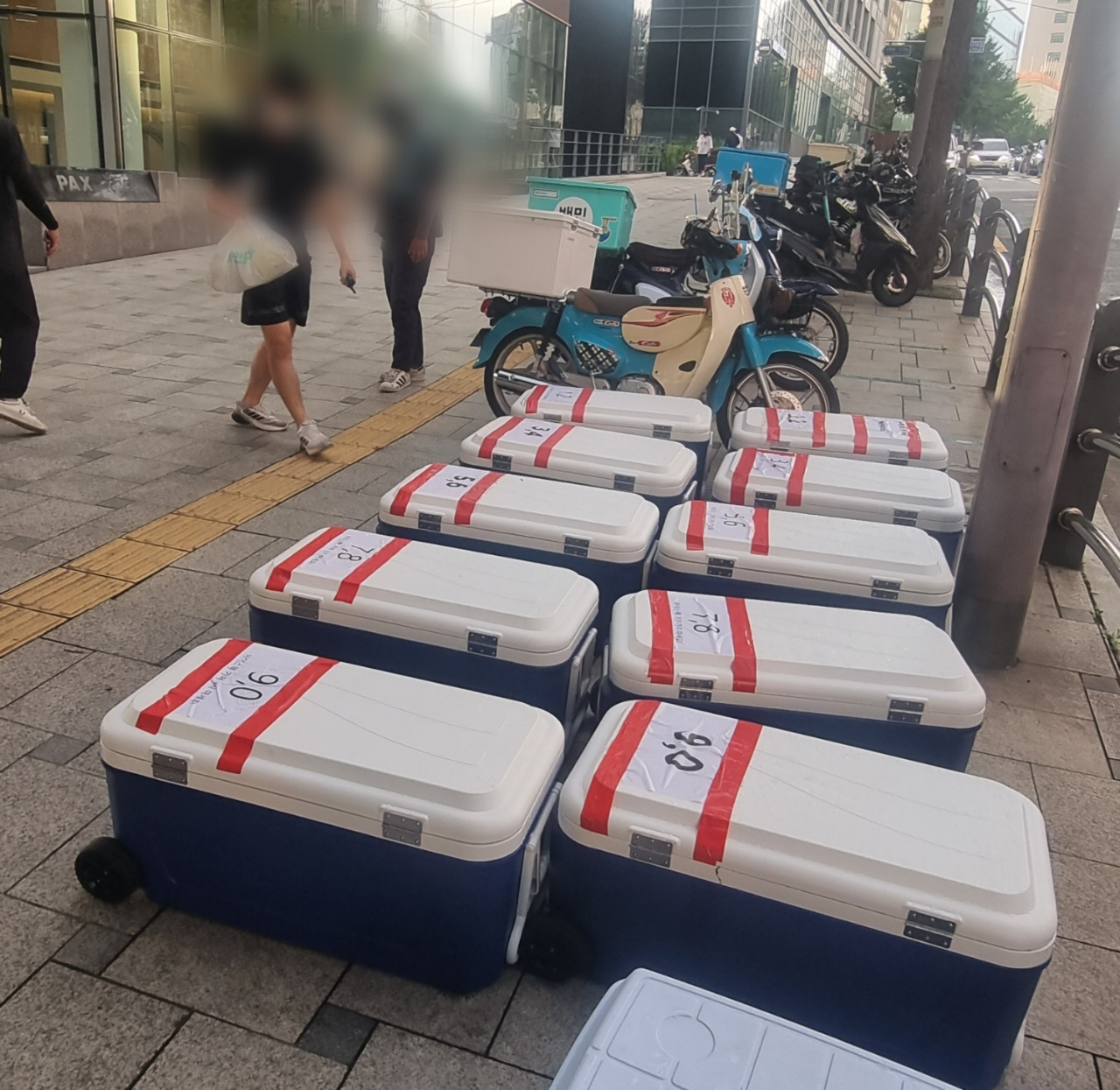배달기사의 픽업 시간을 단축하기 위해 길거리 아이스박스까지 동원한 강남논현 B마트 [독자 제공]