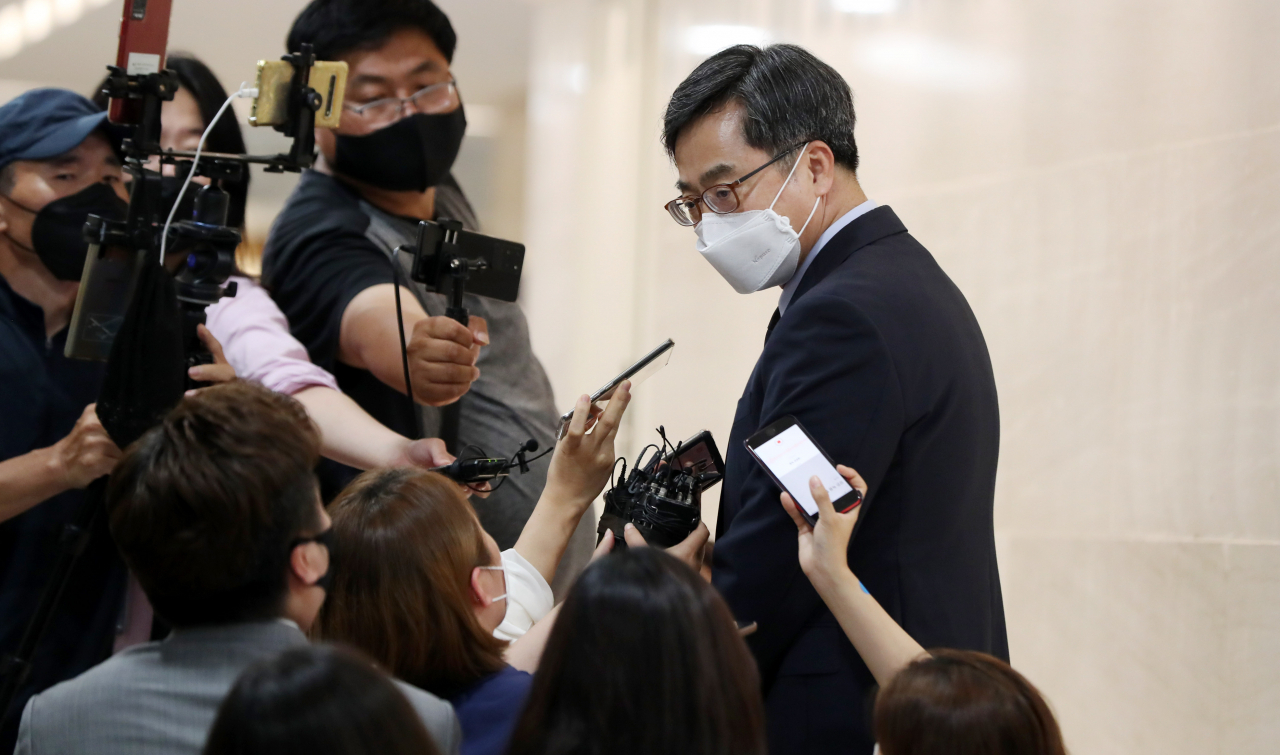 김동연 전 경제부총리가 8일 오전 서울 서대문구 신촌세브란스병원 장례식장에 마련된 최재형 전 감사원장의 부친 최영섭 퇴역 대령 빈소 조문을 마친 후 취재진의 질문에 답하고 있다. 연합뉴스