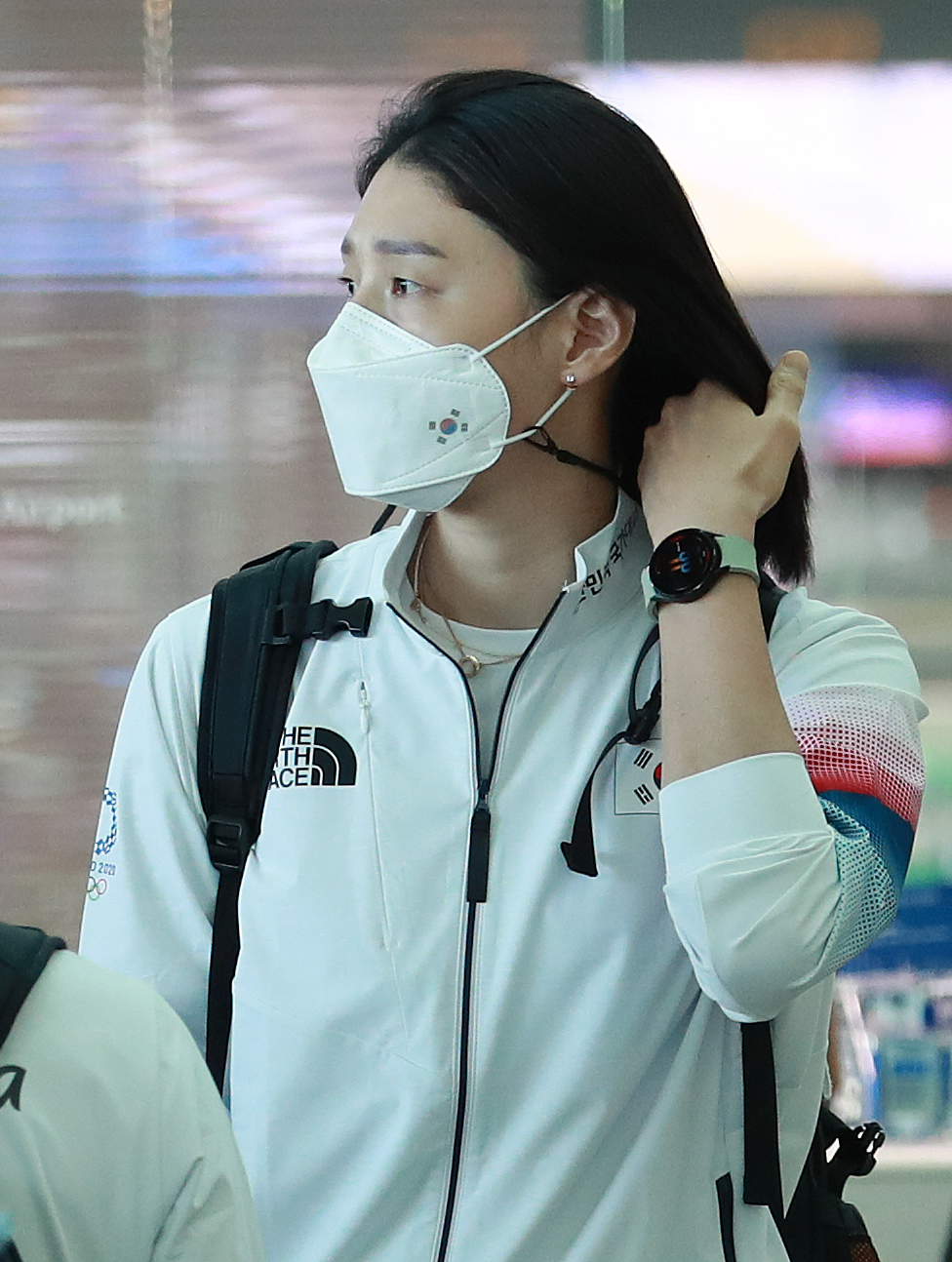 지난 20일 도쿄올림픽에 출전하기 위해 인천공항에 출국하던 김연경이 아직 출시되지 않은 갤럭시워치4를 착용하고 있다. [연합]