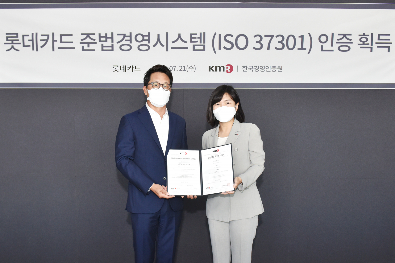 조좌진(왼쪽) 롯데카드 대표가 지난 21일 서울 종로구 본사에서 황은주 한국경영인증원 원장으로부터 준법경영시스템 인증서를 전달받고 있다.
