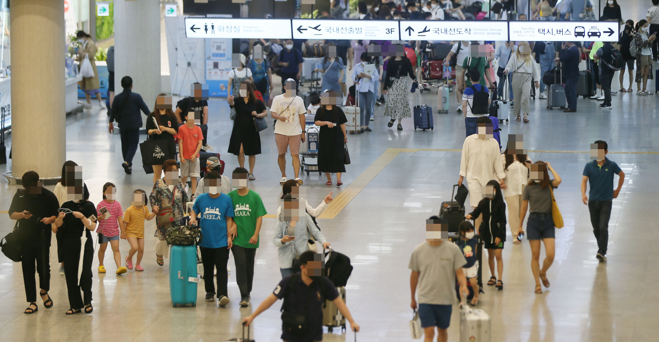 최근 북적이는 제주공항 [연합]