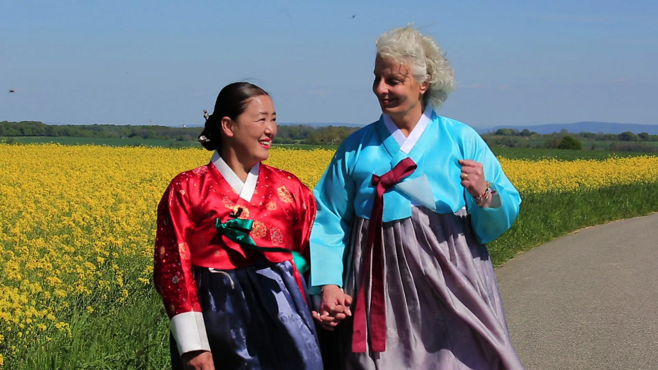 관람 평점 9.78을 기록하고 있는 다큐멘터리 영화 〈샤먼 로드〉가 영화관에 이어 IPTV 등 다양한 채널을 통해 상영돼 이제 안방에서도 시청할 수 있게 됐다. 사진은 〈샤먼 로드〉의 한 장면. [강 컨텐츠 제공]