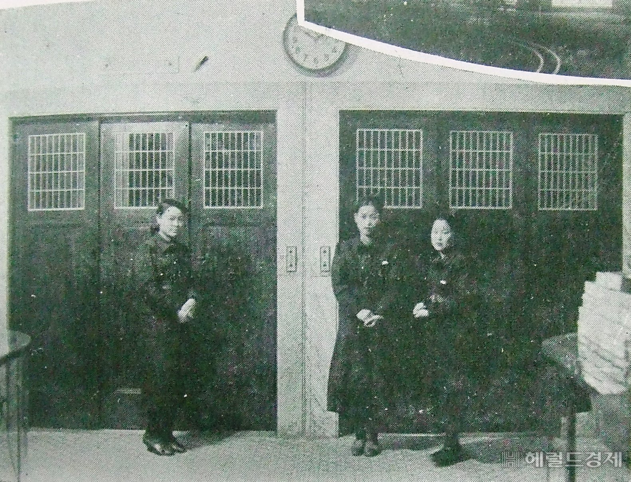 화신백화점 엘리베이터 안내원들이 승객들을 기다리고 있다.