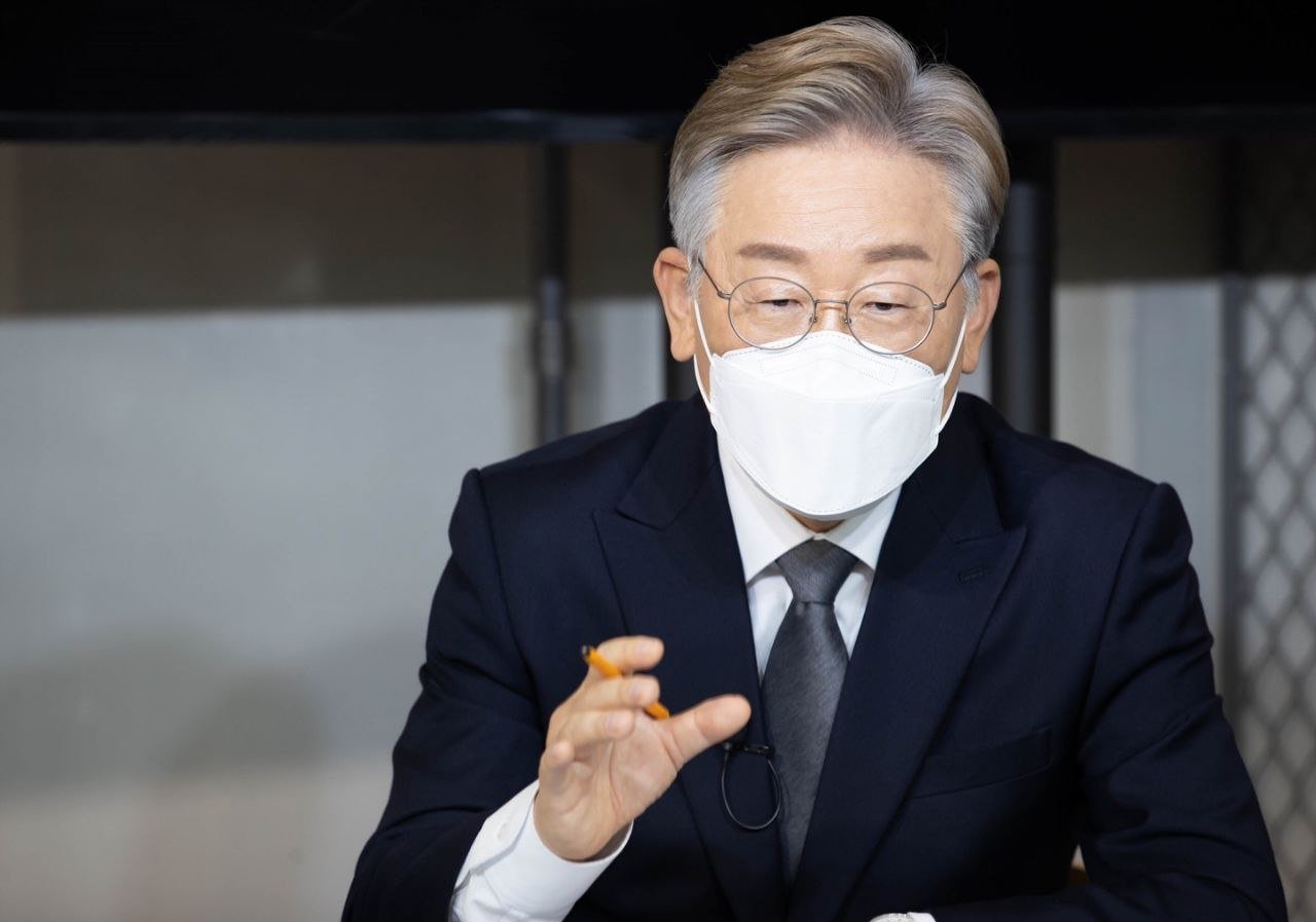 더불어민주당 대권주자인 이재명 경기지사가 18일 화상을 이용한 비대면 정책발표 기자회견을 하고 있다. [연합]
