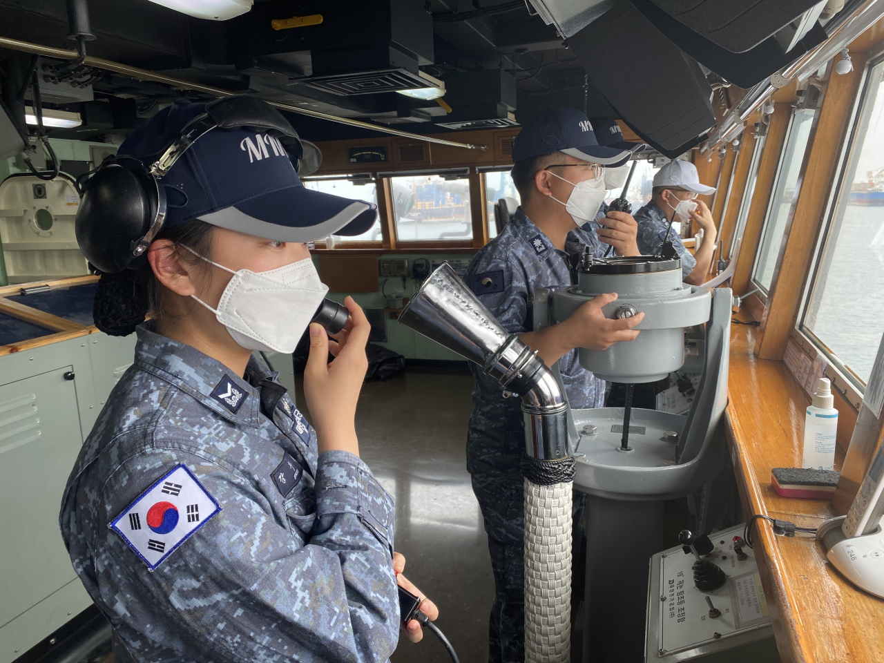 국방부는 22일 청해부대 34진 코로나19 집단감염 사태와 관련해 감사에 착수했다. 청해부대 34진 조기 복귀에 따라 문무대왕함을 한국으로 이송하기 위해 파견된 특수임무단이 문무대왕함의 현지 출항에 앞서 팀워크 훈련과 장비점검을 진행하고 있다. [국방부 제공]