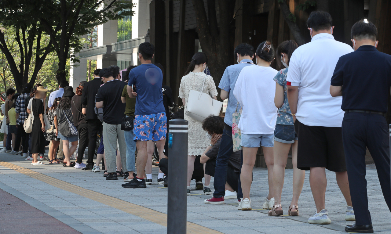 22일 오전 서울 송파구보건소 선별진료소에서 시민들이 코로나19 검사를 받기 위해 대기하고 있다. 중앙방역대책본부는 이날 0시 기준으로 신규 확진자가 1842명 늘어 누적 18만4103명이라고 밝혔다. 이는 국내 첫 코로나19 확진자가 나온 지난해 1월 20일 이후 1년6개월여 만에 가장 많은 수치로, 전날 최다 기록은 하루 만에 깨졌다. [연합]
