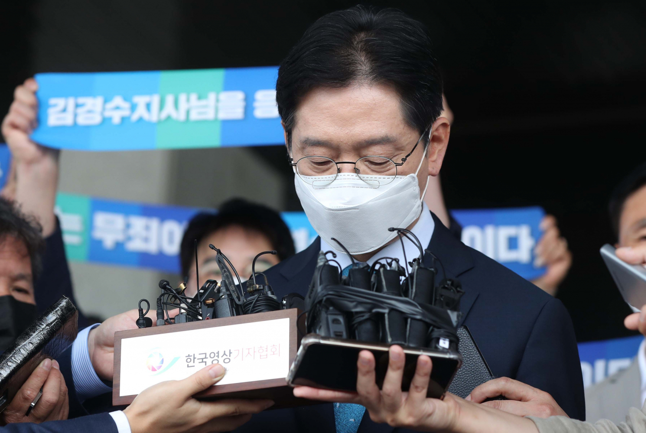 '드루킹 댓글 여론 조작' 사건에 연루돼 징역 2년이 확정된 김경수 경남지사가 21일 경남도청에서 입장 표명 중 생각하고 있다. [연합]
