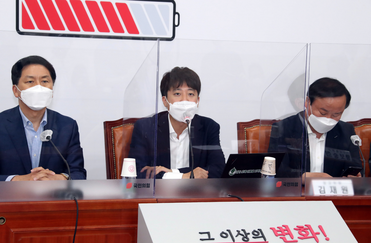 이준석 국민의힘 대표(가운데)가 22일 국회에서 열린 최고위원회의에서 발언하고 있다. [이상섭 기자/babtong@heraldcorp.com]