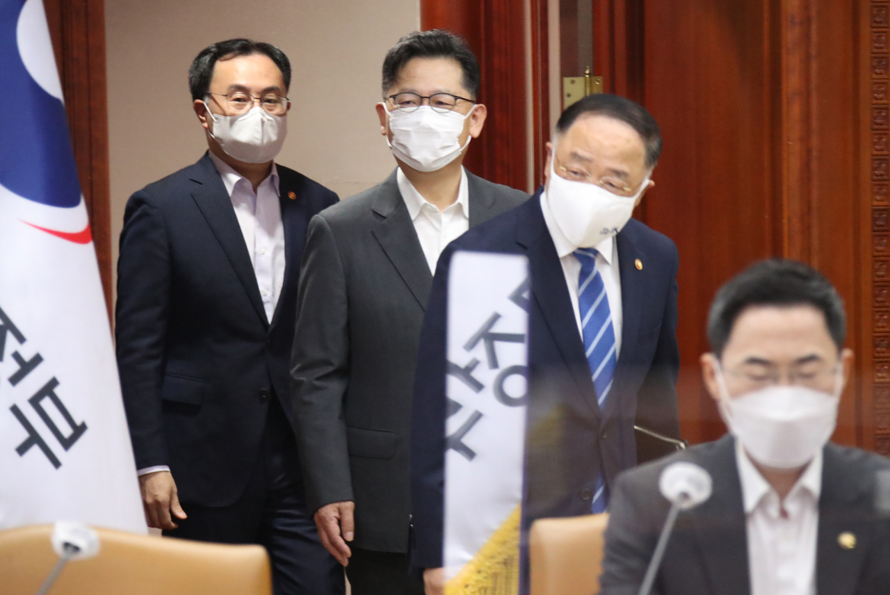 정부는 22일 산업구조가 변화하면서 고용감소가 예상되는 산업 종사자를 대상으로는 산업구조 대응 특화훈련을 신설해 시행한다. 반도체·배터리·백신 등 3대 국가전략기술 분야에는 2023년까지 2조원 이상을 투자한다.홍남기 부총리 겸 기획재정부 장관은 이날 정부서울청사에서 열린 41차 비상경제 중앙대책본부 회의 겸 제13차 뉴딜관계장관회의에서 “재직자 역량강화·직무전환 지원을 위해 향후 고용감소가 예상되는 석탄화력발전·내연자동차 산업 종사자 대상 산업구조 대응 특화훈련을 시행한다”며 이같이 밝혔다. [연합]