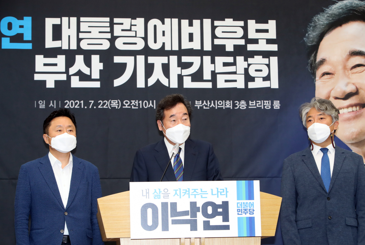 더불어민주당 대권주자인 이낙연 전 대표가 22일 오전 부산시의회 브리핑룸에서 지역현안 등에 관해 발언하고 있다. [연합]