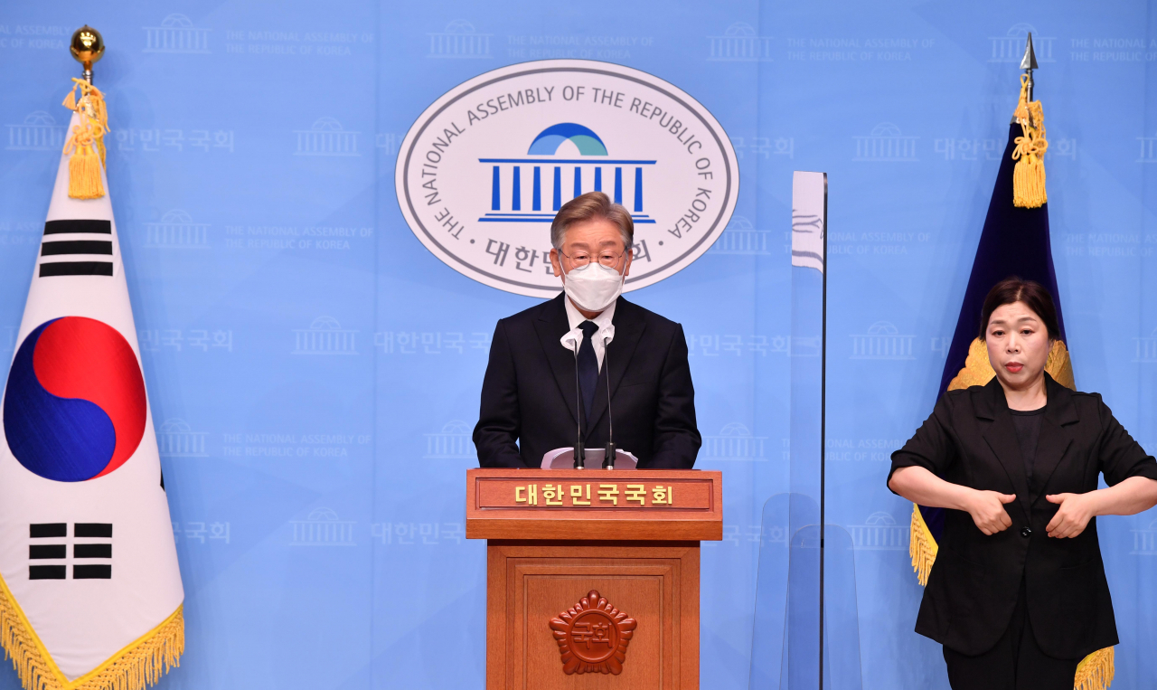이재명 경기도 지사가 22일 오전 국회 소통관에서 차기 정부 임기 내에 청년에게는 연 200만 원, 그 외 전국민에게 100만원의 기본소득을 지급하겠다고 밝히고 있다. 이상섭 기자