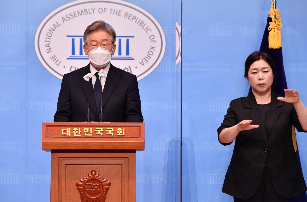 더불어민주당 대선 예비후보인 이재명 경기도 지사가 22일 오전 국회 소통관에서 차기 정부 임기 내에 청년에게는 연 200만 원, 그 외 전국민에게 100만원의 기본소득을 지급하겠다고 밝히고 있다. [연합]