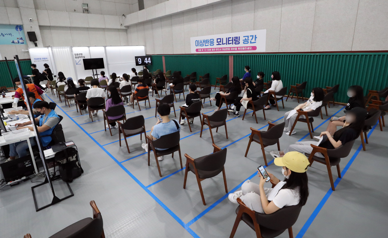 지난 21일 오전 서울 동작구 동작구민체육센터에 마련된 예방접종센터에서 고3 학생이 신종 코로나바이러스 감염증(코로나19) 백신을 단체로 접종하고 나서 이상반응 관찰을 위해 대기하고 있다. [연합]
