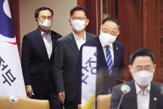 정부는 22일 산업구조가 변화하면서 고용감소가 예상되는 산업 종사자를 대상으로는 산업구조 대응 특화훈련을 신설해 시행한다. 반도체·배터리·백신 등 3대 국가전략기술 분야에는 2023년까지 2조원 이상을 투자한다.홍남기 부총리 겸 기획재정부 장관은 이날 정부서울청사에서 열린 41차 비상경제 중앙대책본부 회의 겸 제13차 뉴딜관계장관회의에서 “재직자 역량강화·직무전환 지원을 위해 향후 고용감소가 예상되는 석탄화력발전·내연자동차 산업 종사자 대상 산업구조 대응 특화훈련을 시행한다”며 이같이 밝혔다. [연합]