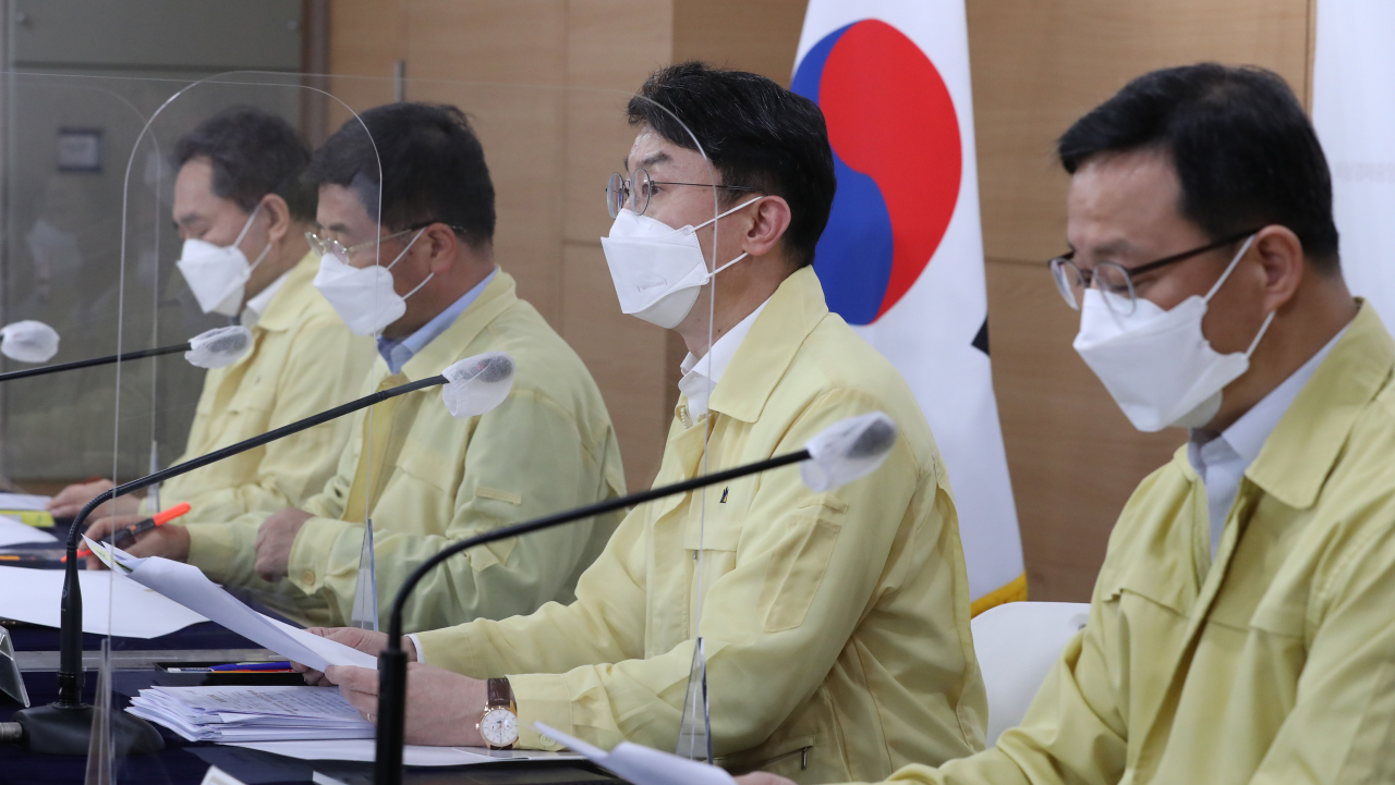 이억원 기획재정부 1차관(오른쪽 두번째)이 22일 정부서울청사에서 비상경제 중대본회의 결과를 브리핑하고 있다. 왼쪽부터 김태현 금융위원회 사무처장, 강경성 산업통상자원부 산업정책실장, 이억원 기재부 1차관, 김영중 고용노동부 고용정책실장. [연합]