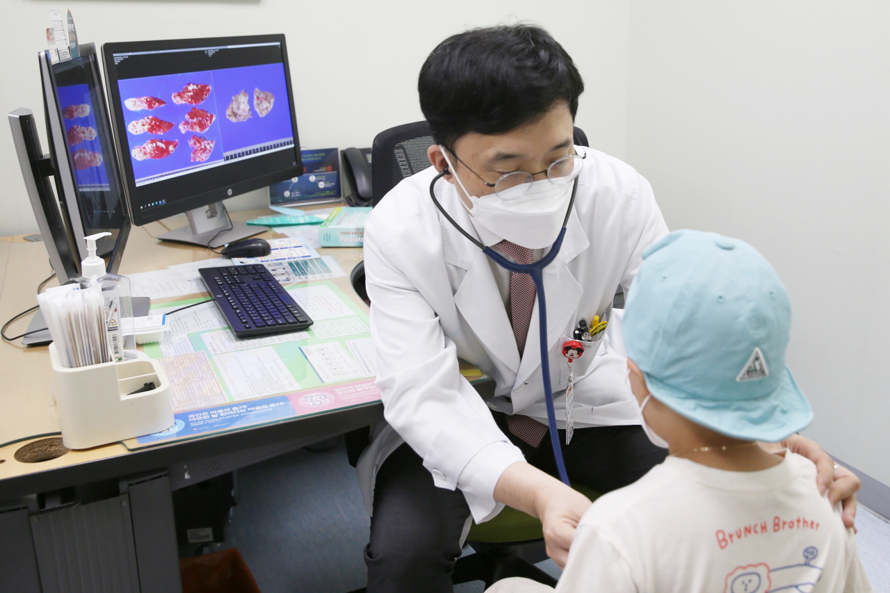 고경남 서울아산병원 소아청소년종양혈액과 교수가 간모세포종을 앓고 있는 환아를 진료하고 있다. [서울아산병원 제공]