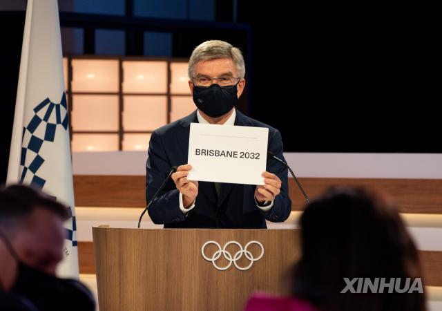 토마스 바흐 IOC 위원장이 21일(한국시간) 열린 총회에서 호주의 브리즈번이 2032년 하계올림픽 개최지로 확정됐다고 발표하고 있다. [신화]