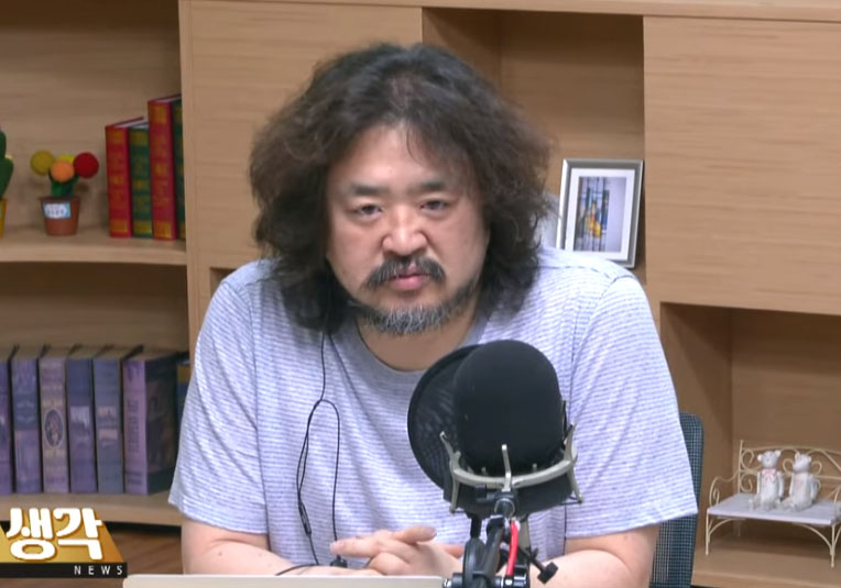 TBS라디오 ‘김어준의 뉴스공장’을 진행하는 김어준 씨. [유튜브 캡처]