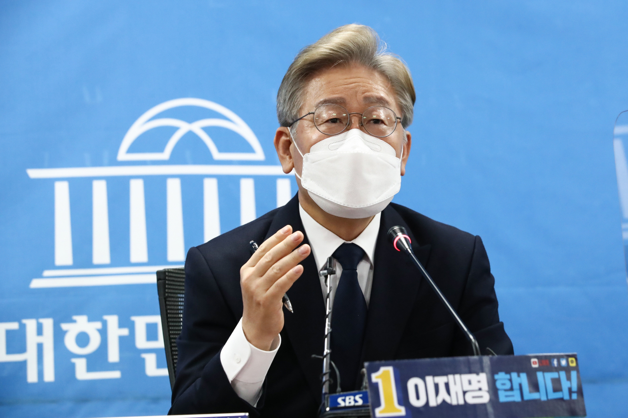 더불어민주당 대선 예비 후보인 이재명 경기도지사가 22일 국회 의원회관 영상회의실에서 화상으로 정책공약 기자간담회를 하고 있다. [연합]