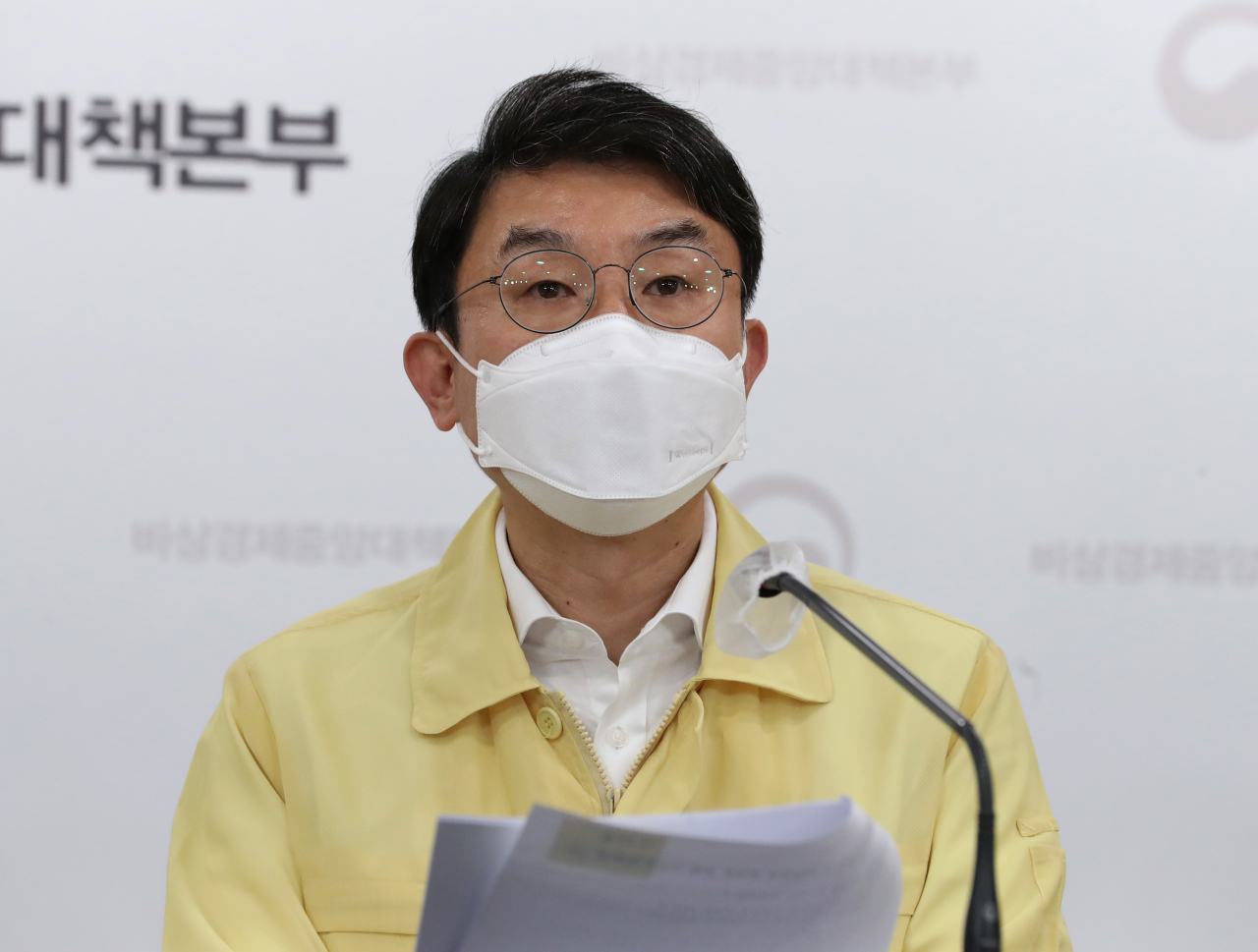 이억원 기획재정부 1차관이 22일 정부서울청사에서 비상경제 중대본회의 결과를 브리핑하고 있다. [연합]