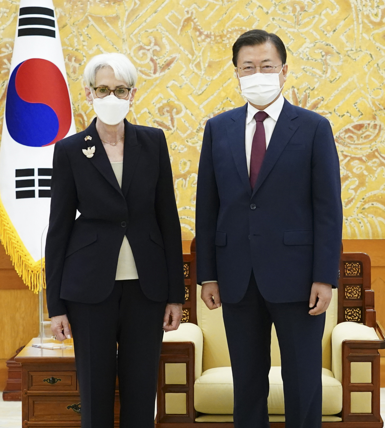 문재인 대통령이 22일 청와대에서 방한 중인 웬디 셔먼 미국 국무부 부장관 접견에 앞서 기념촬영을 하고 있다. 연합뉴스