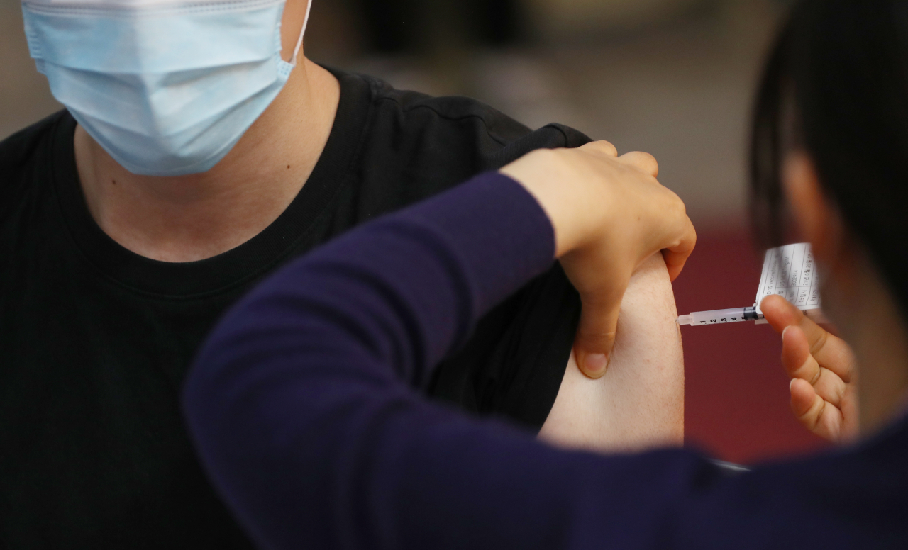 지난달 29일 청주시 서원구 충북대병원에서 의료진이 코로나19 모더나 백신을 접종받고 있다. [연합]