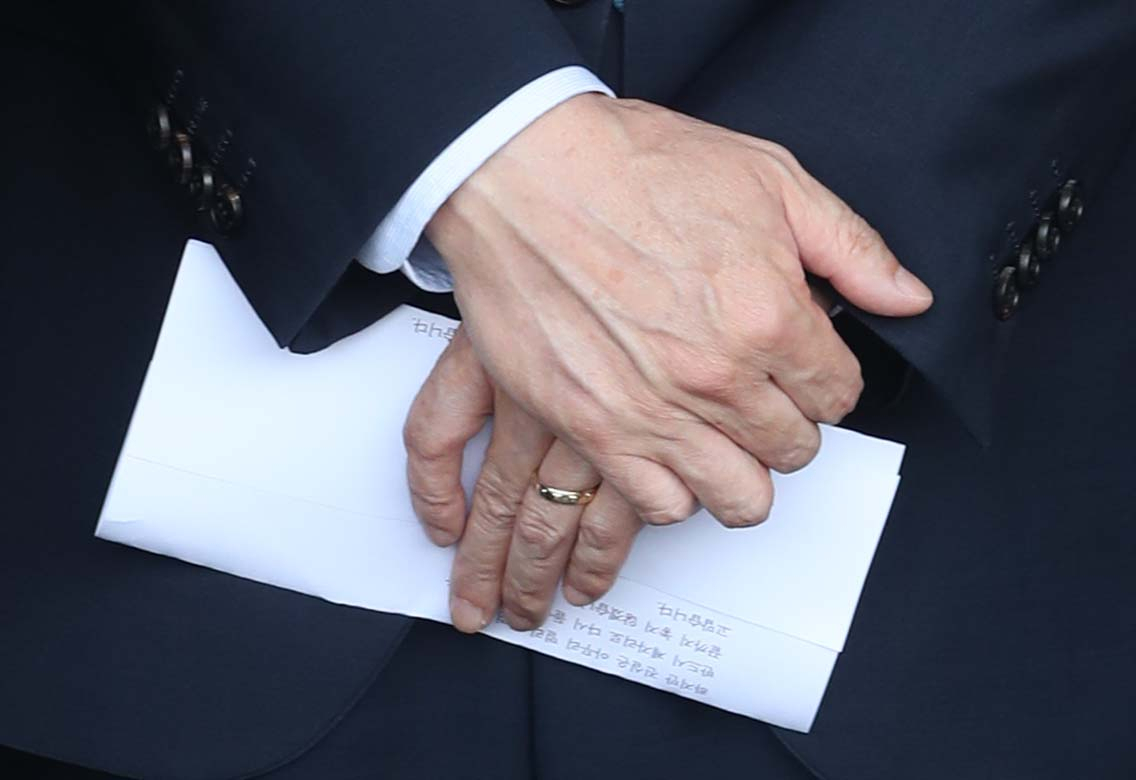 댓글 조작 사건에 연루돼 징역 2년이 확정된 김경수 지사가 지난 21일 경남도청에서 입장을 표명하고 있다. 김 지사가 든 발표문에는 "진실은 아무리 멀리 던져도 반드시 제자리로 다시 돌아온다는 믿음을 끝까지 놓지 않겠습니다. 고맙습니다" 라고 써있다. [연합]