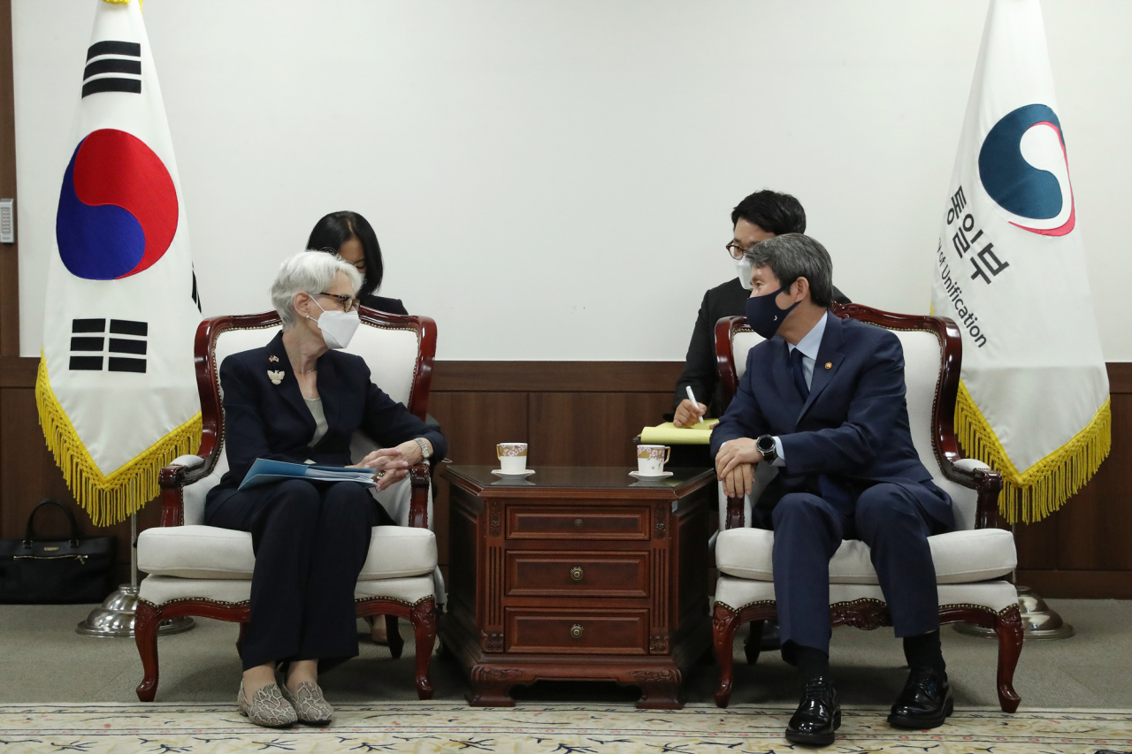 이인영 통일부 장관이 22일 방한중인 웬디 셔먼 미국 국무부 부장관을 접견한 자리에서 최근 한반도 정세와 대북정책에 대해 의견을 교환하고 있다. [통일부 제공]
