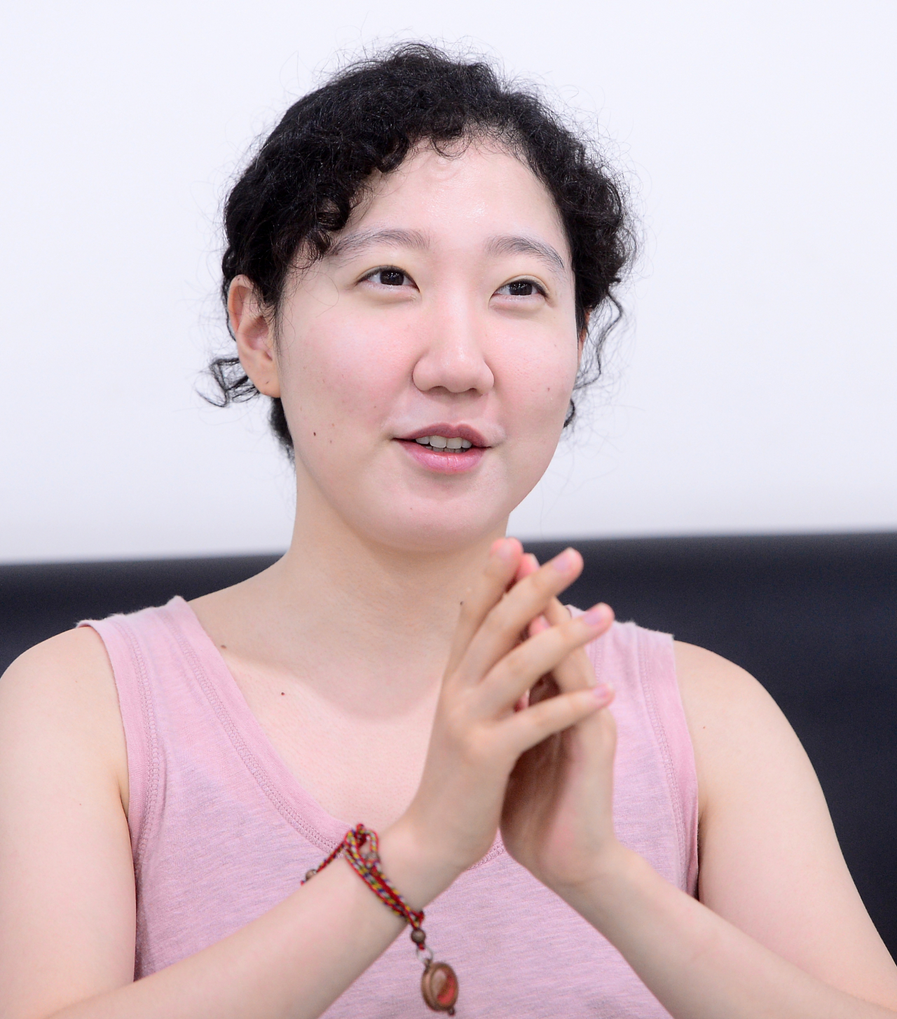 정혜연 감독은 친구의 죽음은 슬프지만, 슬픔에 빠지지 않으면서 메시지를 던지는 영화 ‘귀신친구’를 내놓고 좋은 반응을 얻고 있다. 이상섭 기자babtong@heraldcorp.com