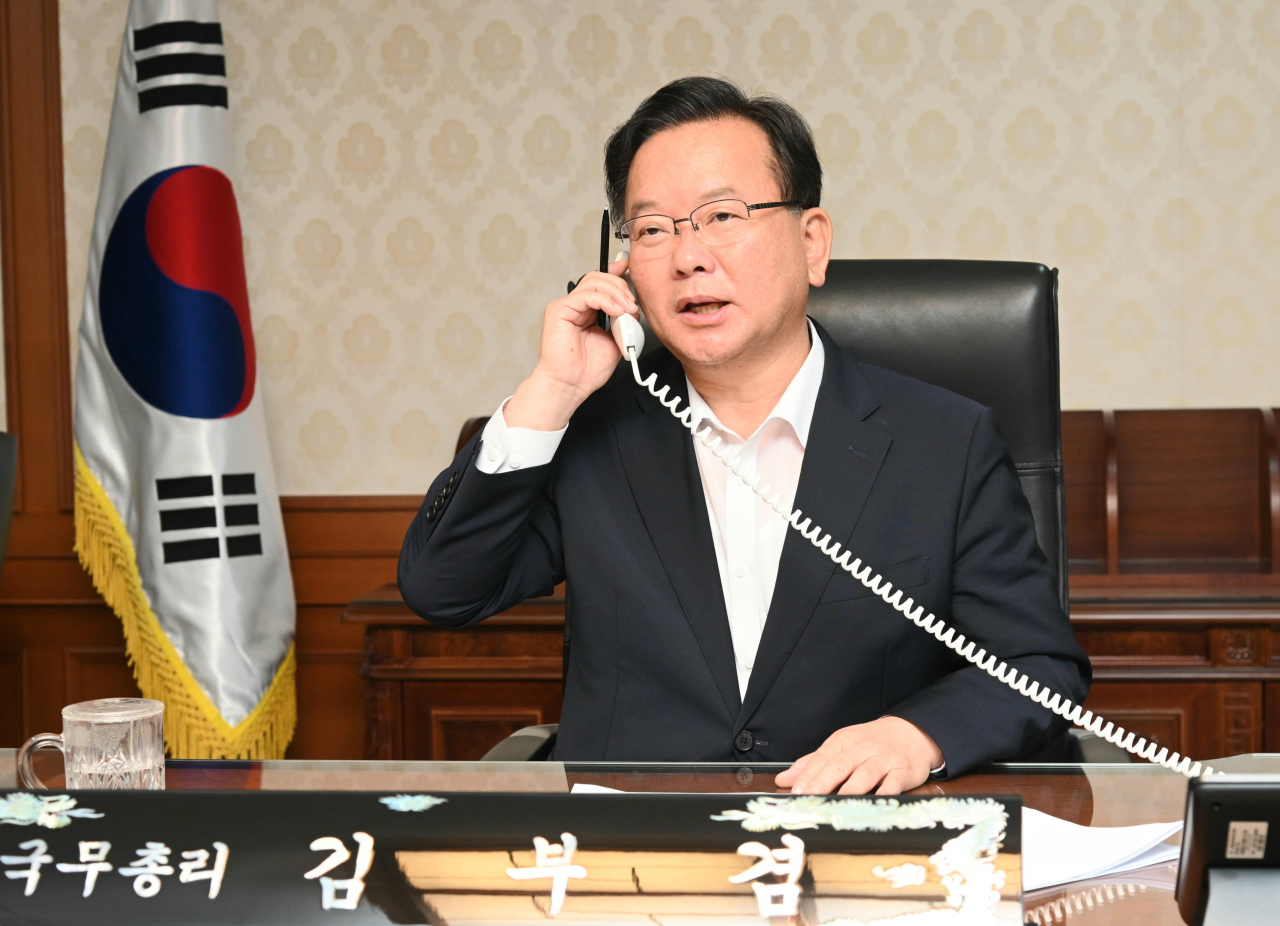 김부겸 국무총리가 22일 정부서울청사 집무실에서 팜 밍 찡 베트남 총리와 통화를 하고 있다. [연합]