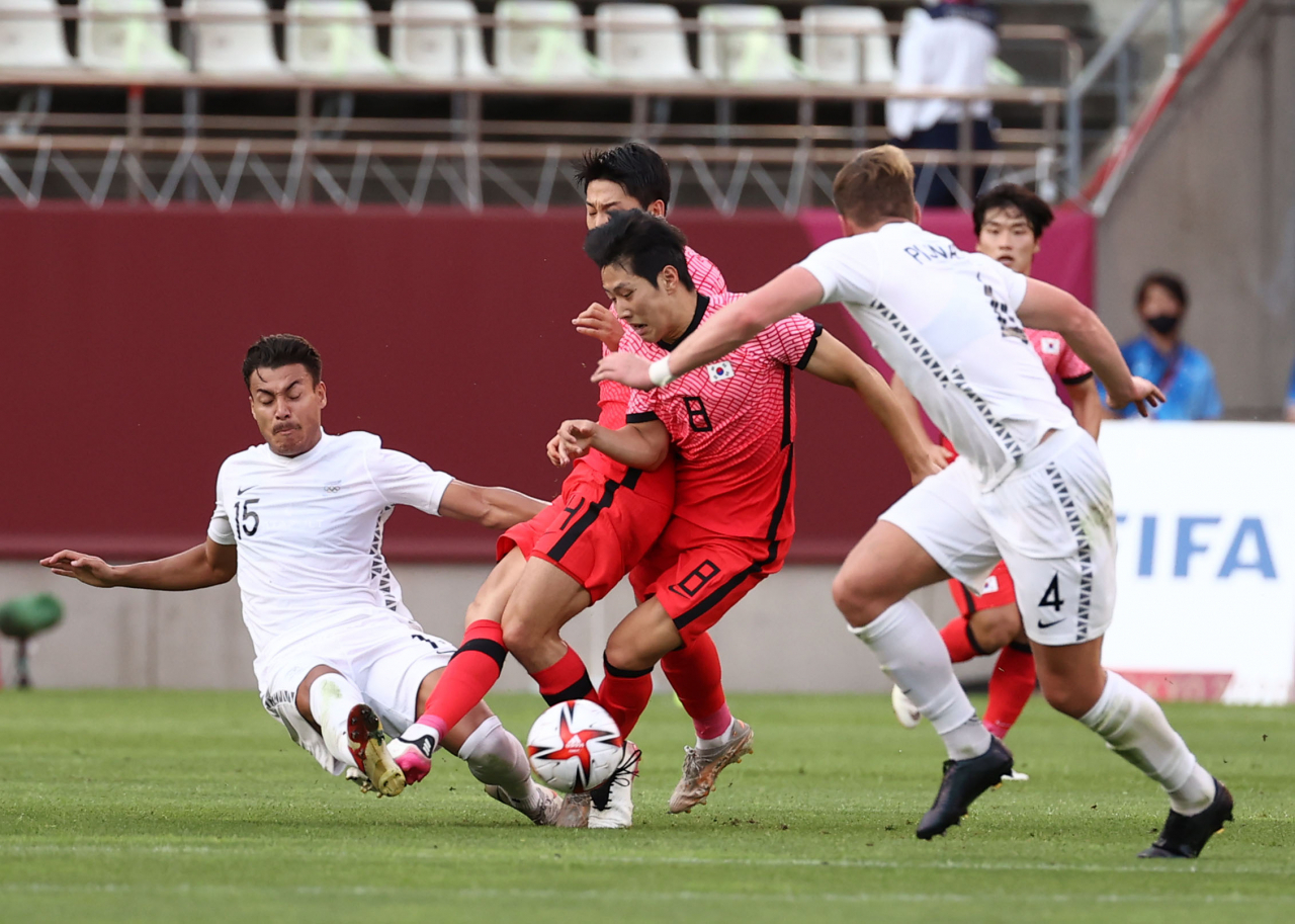이강인이 22일 이바라키 가시마 스타디움에서 열린 도쿄올림픽 남자축구 조별리그 B조 1차전 뉴질랜드전서 볼 경합을 벌이고 있다. [연합]