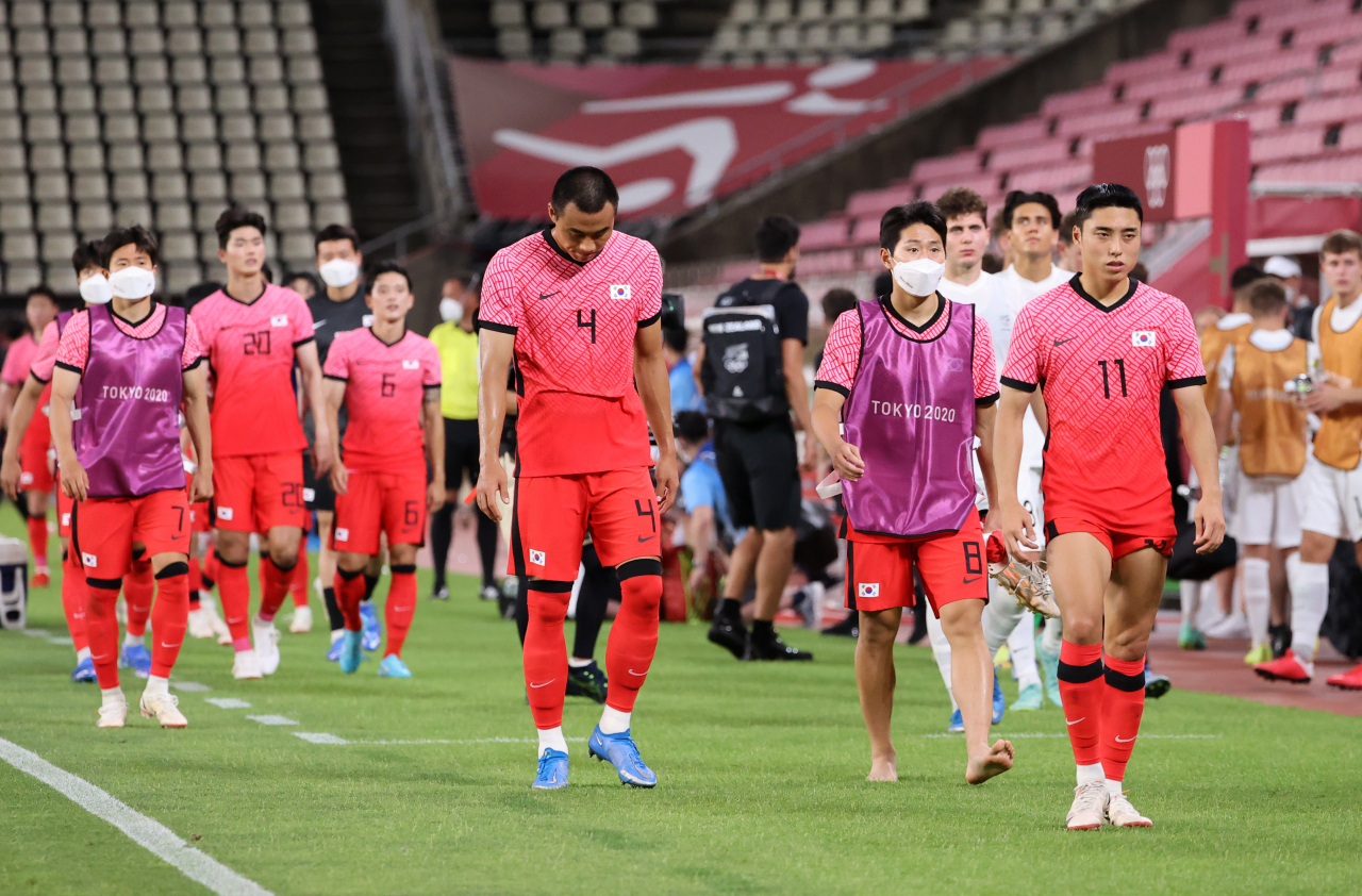 22일 이바라키 가시마 스타디움에서 열린 도쿄올림픽 남자축구 조별리그 B조 1차전 대한민국 대 뉴질랜드 경기. 0대1로 패배한 한국 대표팀이 아쉬워하고 있다. 연합뉴스