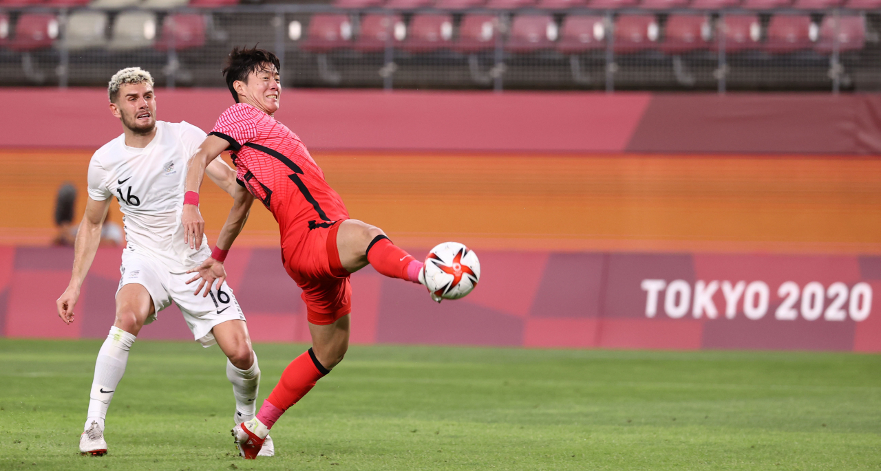 22일 이바라키 가시마 스타디움에서 열린 도쿄올림픽 남자축구 조별리그 B조 1차전 대한민국 대 뉴질랜드 경기. 황의조가 슛을 시도하고 있다. 연합뉴스