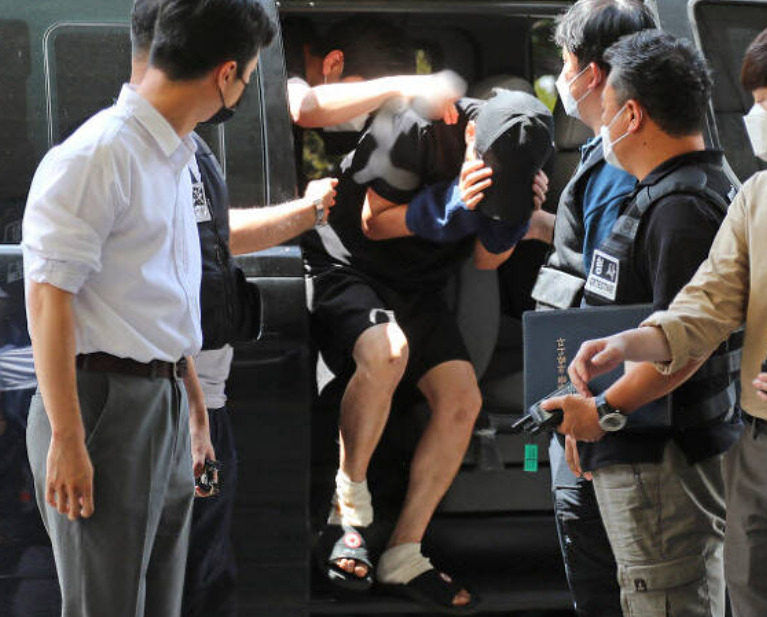 옛 직장 동료를 살해하고 사체를 유기한 혐의를 받는 40대 남성 A씨가 지난 18일 오후 구속 전 피의자 심문(영장실질심사)을 받기 위해 서울 마포구 서부지방법원으로 들어서는 모습[연합]